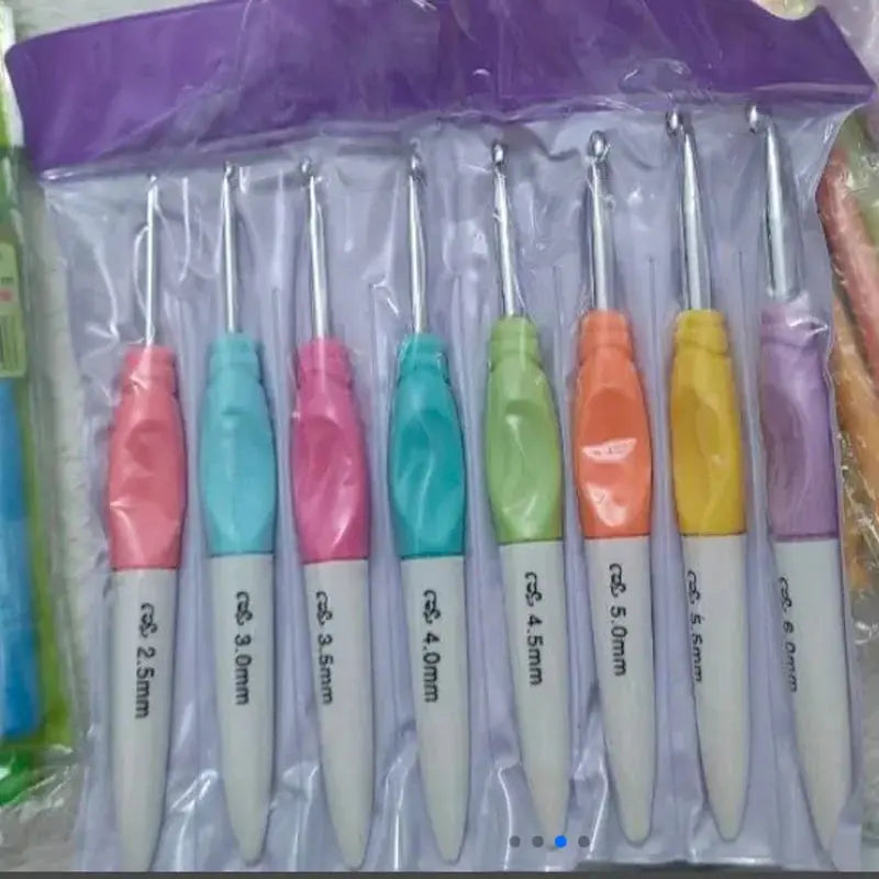 Agujas de crochet de varios tamaños DS